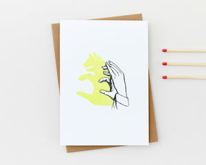Handgefertigte Grusskarte mit Motiv Schattenspiel „Kleiner Bär“